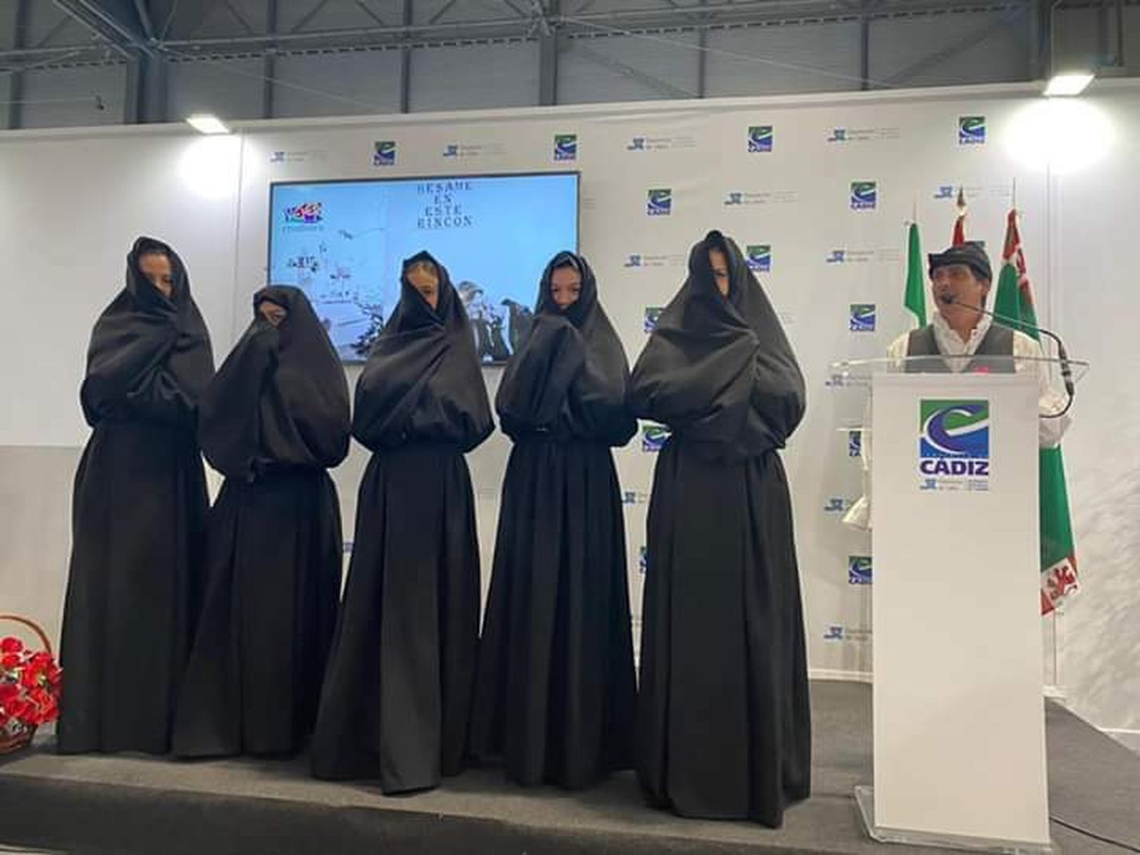 Un grupo de jóvenes mostró el traje de cobijada en el stand de Fitur.