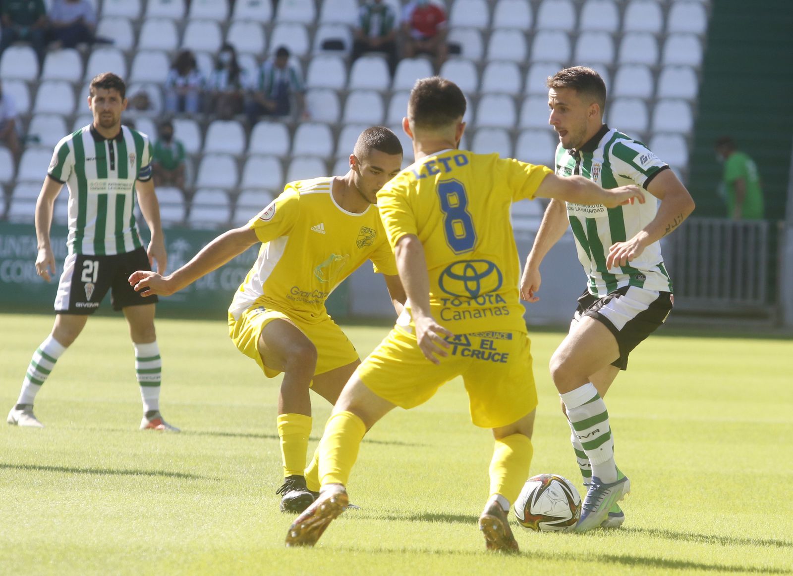 Ekaitz Jiménez mantiene el esférico ante la presión de los jugadores del UD San Fernando.