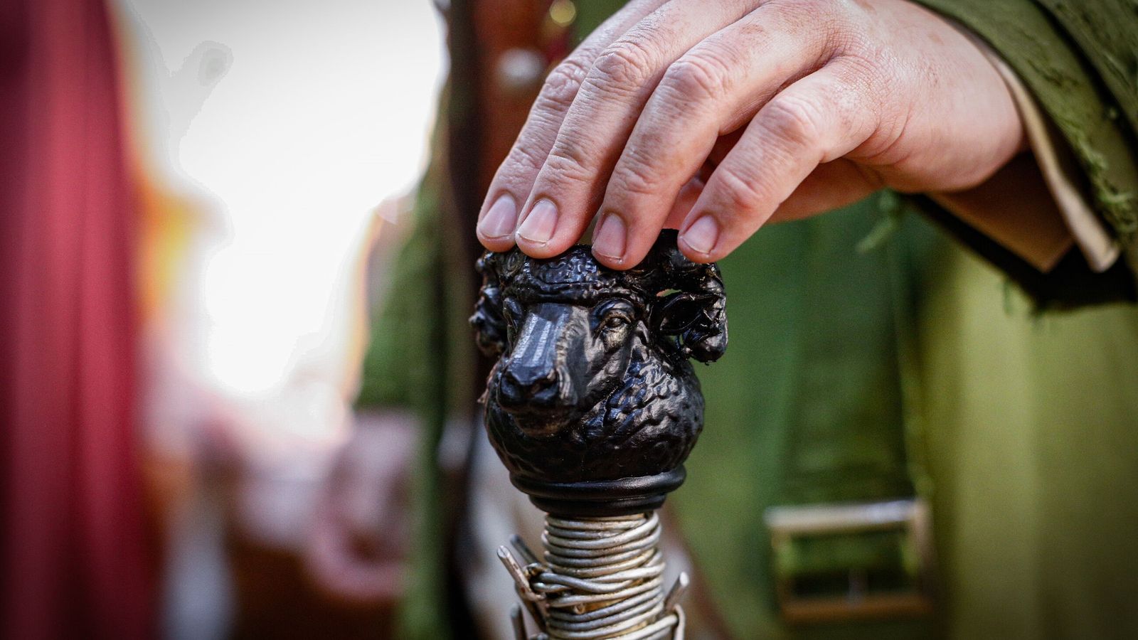 El bastón con una oveja negra como empuñadura.