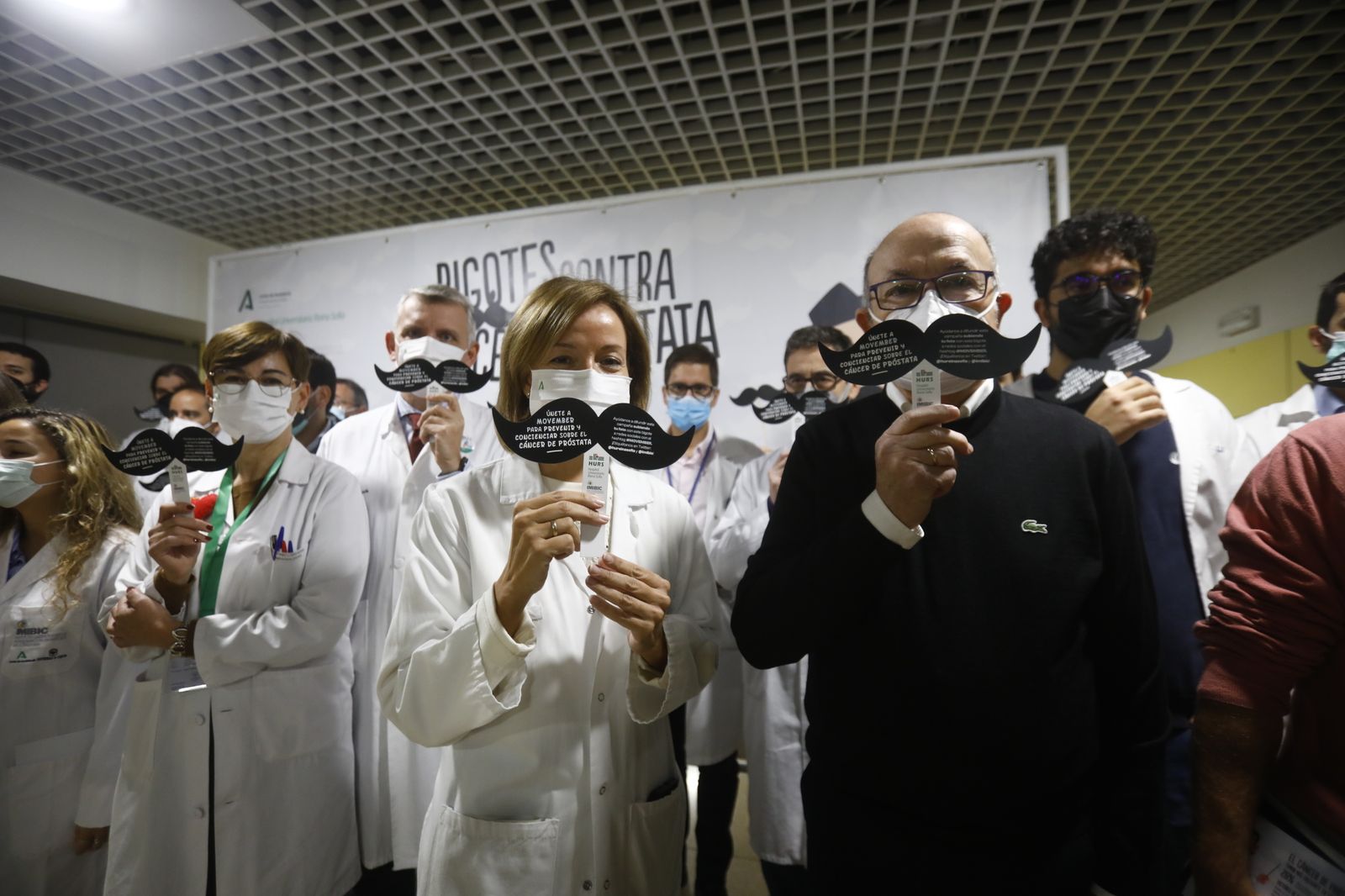 Valle García y Pedro Ocaña, paciente de cáncer de próstata, presentan la campaña 'Movember'
