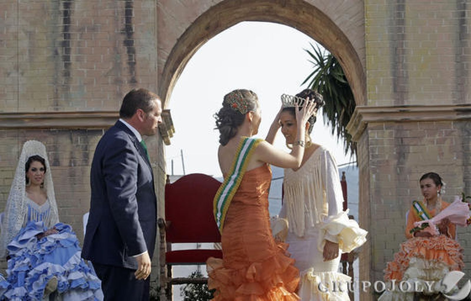Cristina Barcia y Estefanía del Río, reinas infantil y juvenil respectivamente, fueron coronadas en un imponente escenario que recreaba el Tajo de Ronda.

Foto: Erasmo Fenoy