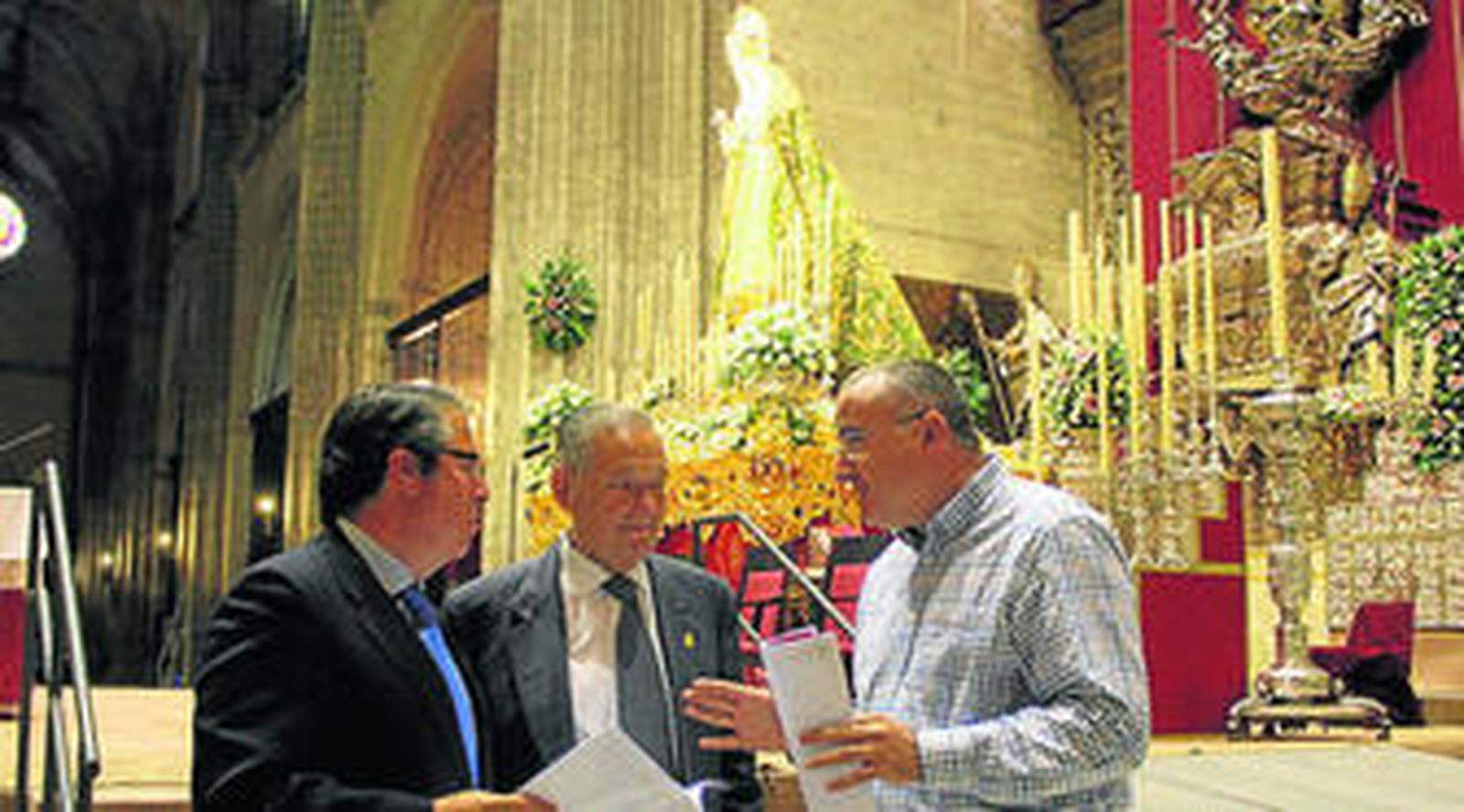Gregorio Serrano, delegado de Fiestas Mayores, Manuel García, hermano mayor de la Macarena, y Andrés Hernández, responsable del plan de Salud y Socorro de Cruz Roja Española en Sevilla, ayer en la Catedral.