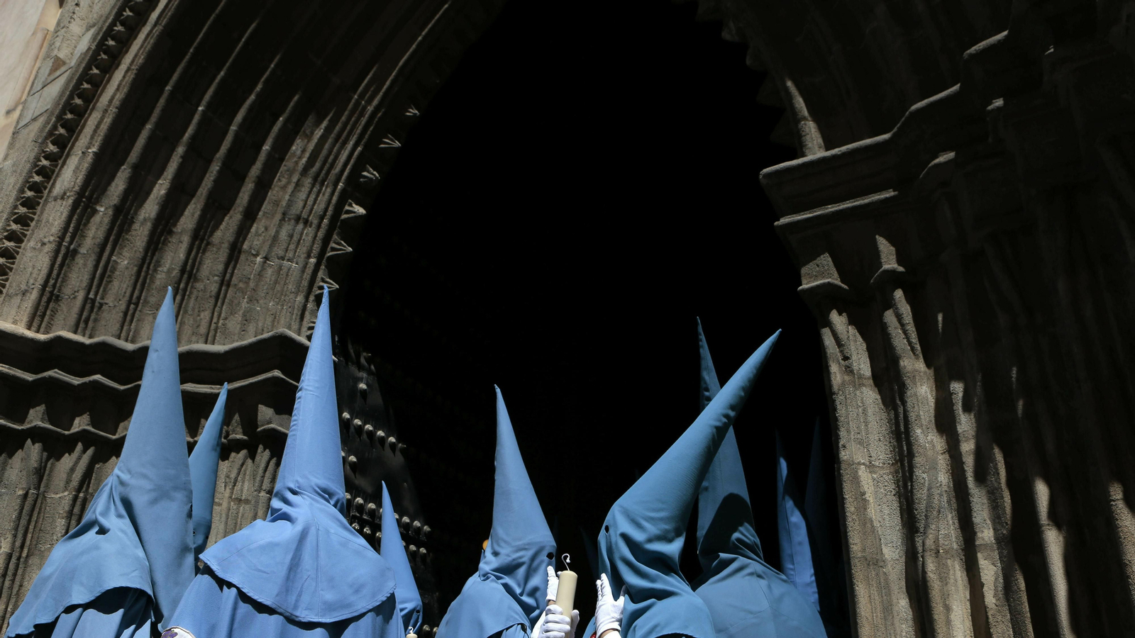 Nazarenos de San Esteban saliendo de su iglesia.