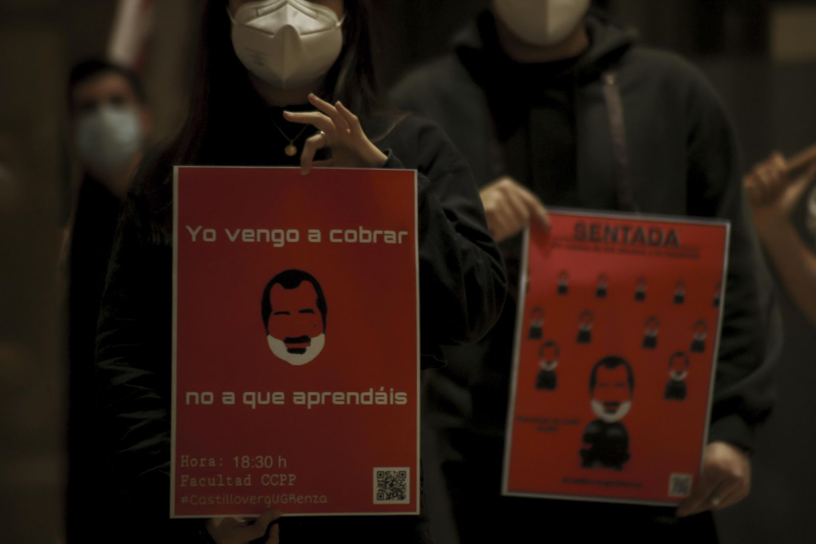Sentada y pegada de carteles contra la "mala praxis" de un profesor de la UGR