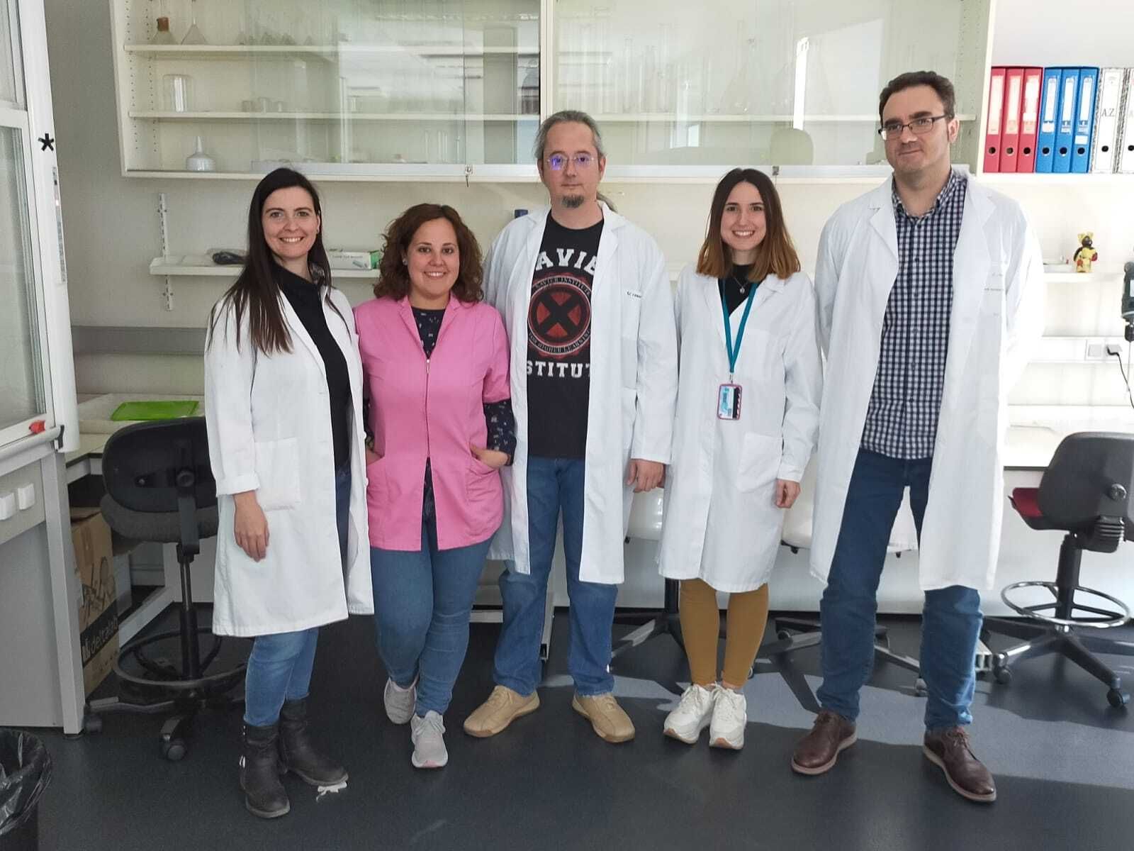 Los miembros del grupo de investigación de la UGR que han realizado este trabajo. De izquierda a derecha, Gloria Perazzoli, Inmaculada Bravo Caparrós, Enrique J. Cobos del Moral, M Carmen Ruiz Cantero y Francisco R Nieto López.