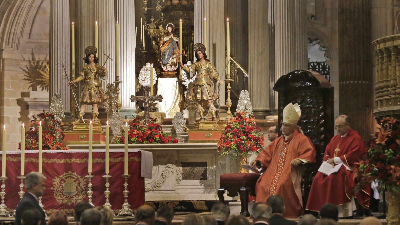 Las imágenes de los Patronos, en el altar mayor de la Catedral en una celebración. Las imágenes de los Patronos, en el altar mayor de la Catedral en una celebración.