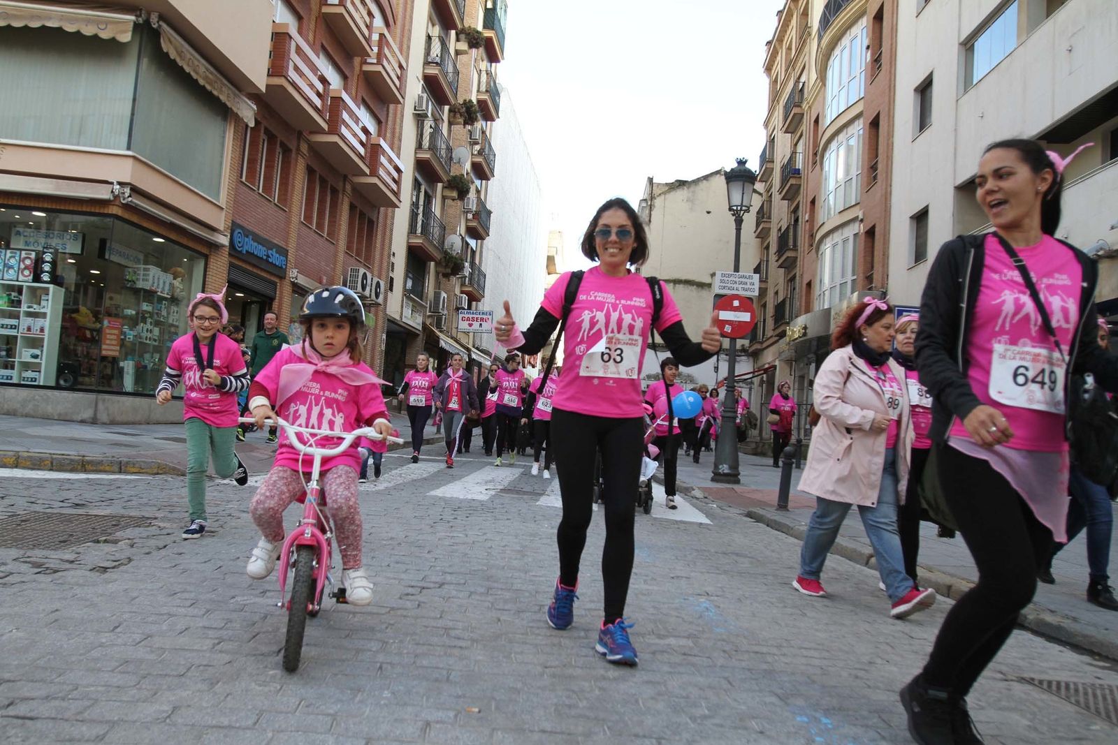 Imágenes de la Carrera contra el cáncer de mama de Huelva.