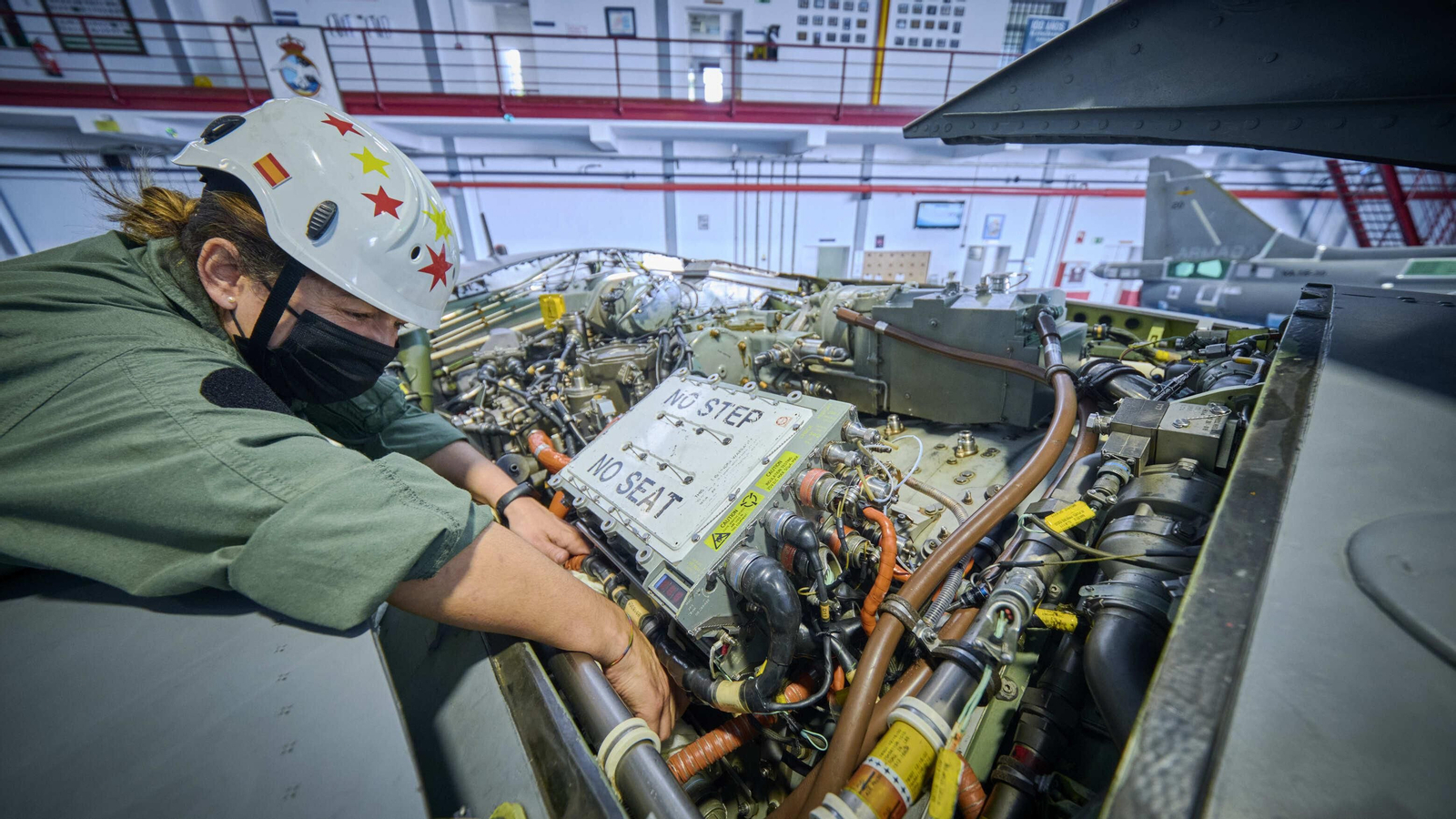 Técnicos de mantenimiento de la Armada en plena faena de reparación o revisión de los Harriers.