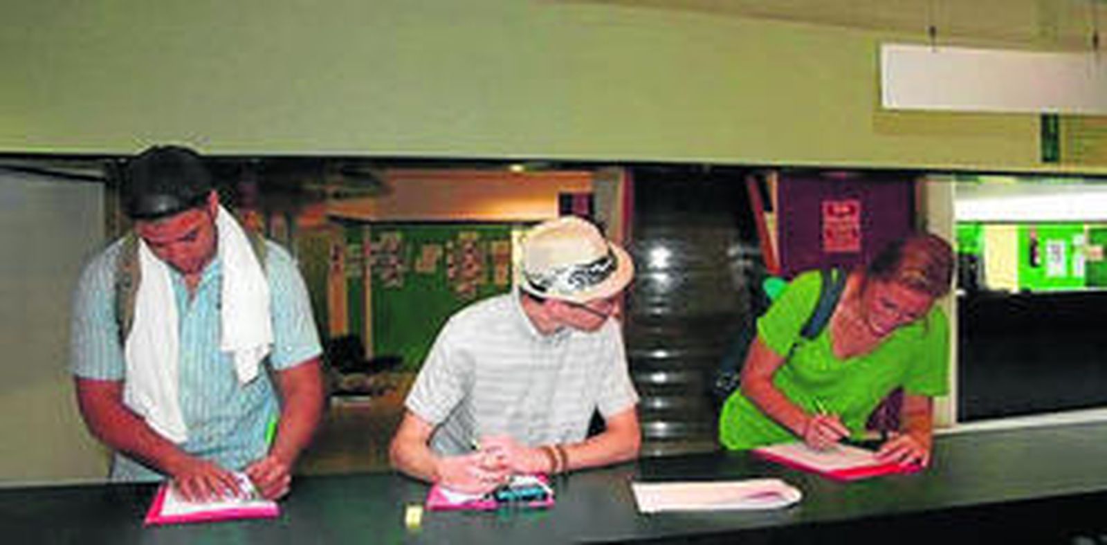 Varios de los auxiliares, ayer, tras su llegada a la capital.