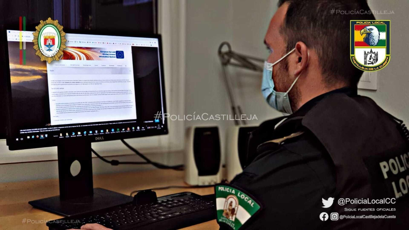 Un agente de la Policía Local de Castilleja de la Cuesta trabaja con el sistema Eucaris.