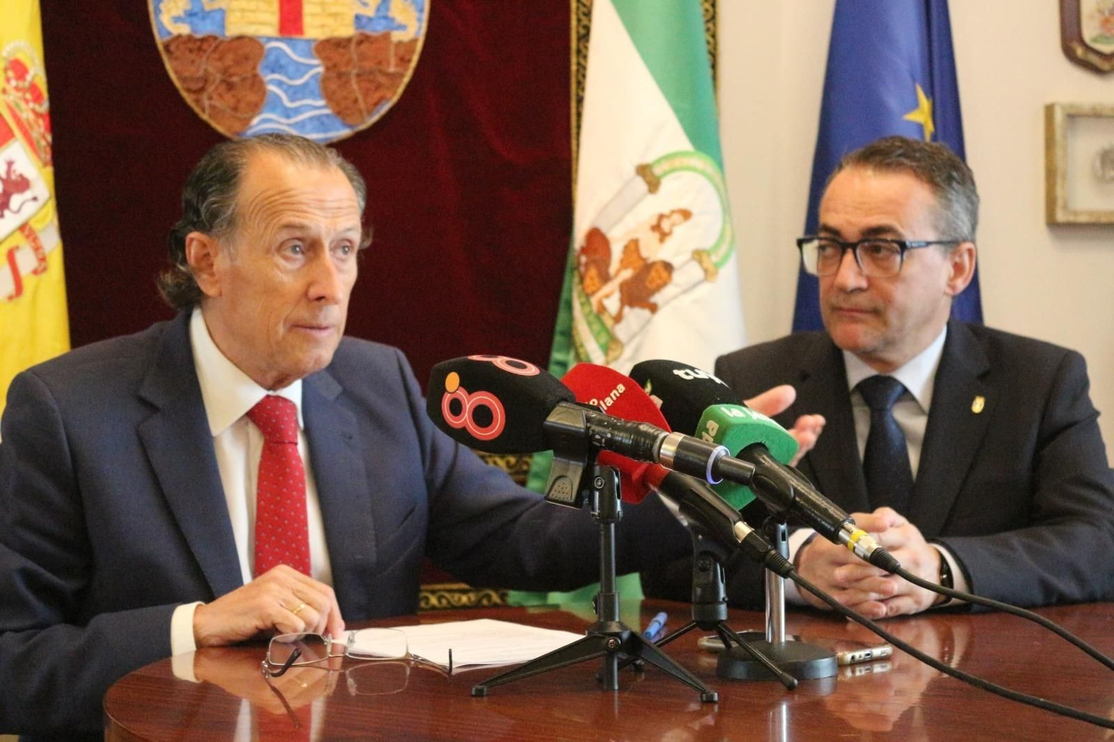 El alcalde y el delegado de Vivienda, durante la rueda de prensa.