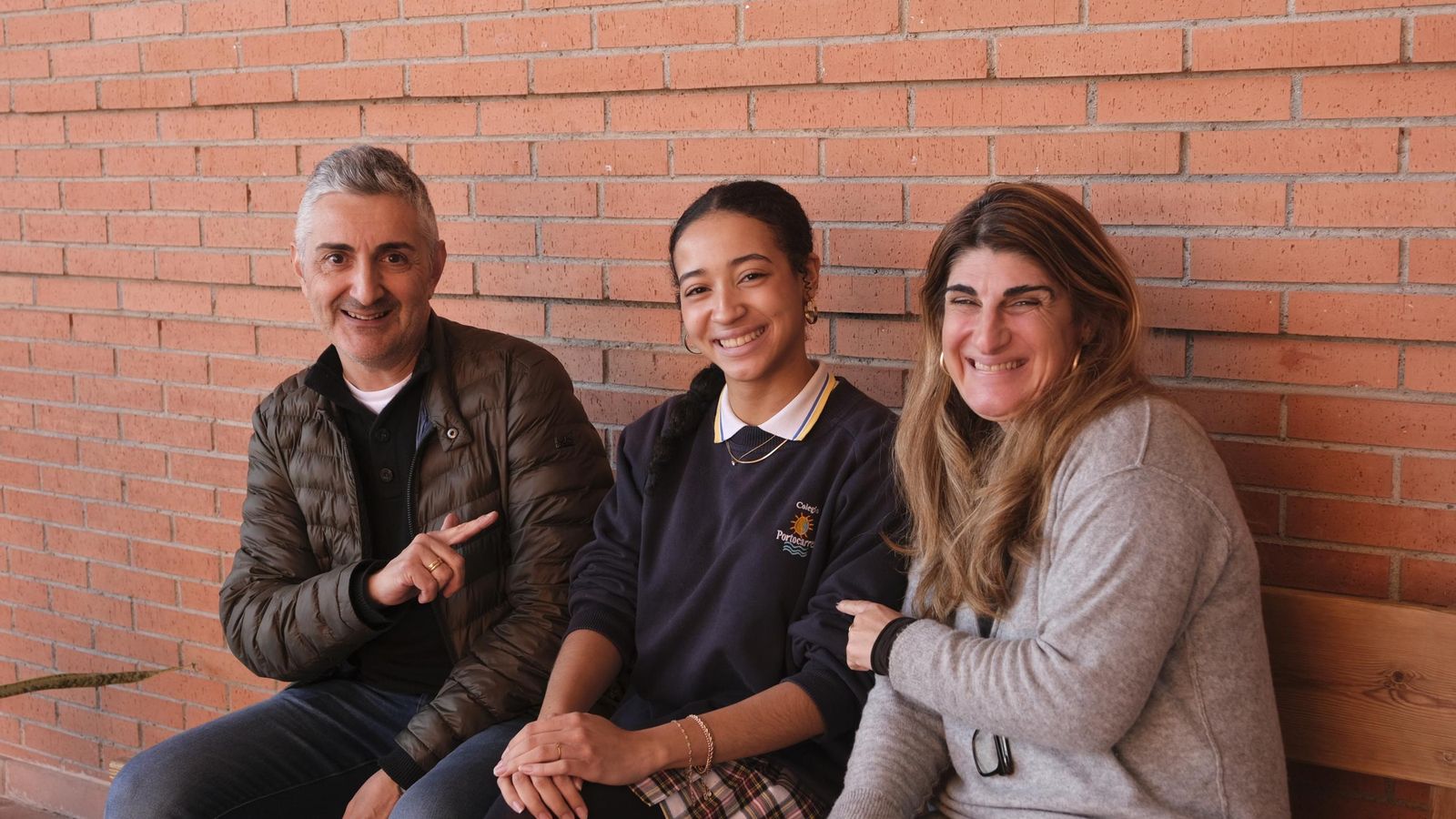 Cristina, junto a su tutor Miguel Ángel Montesinos y Matilde García, directora del centro educativo.