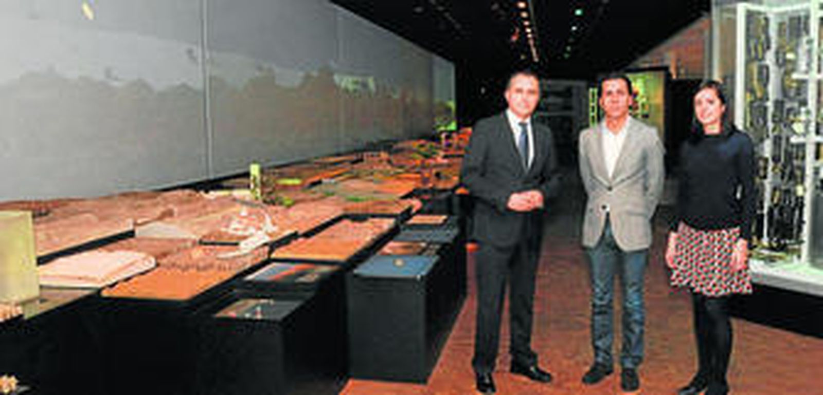 Diego Oliva (izqda.) con los responsables de la academia CL.