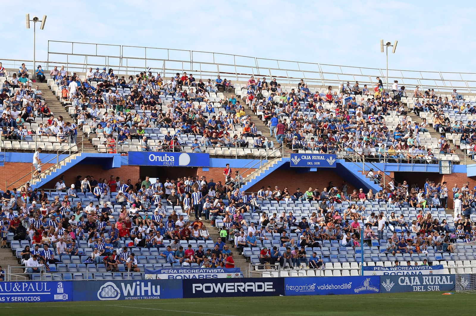 Imágenes del ambiente en el Estadio Nuevo Colombino