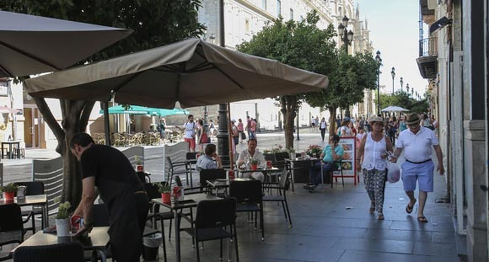 Los hosteleros exigen al Ayuntamiento que retire la propuesta de quitar los veladores