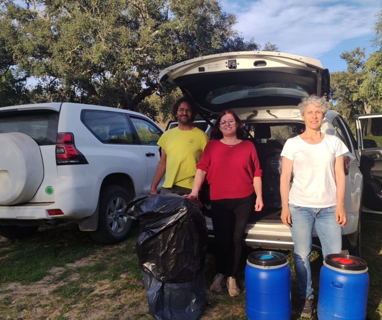 Alumnos de la Sección de Educación Permanente de Tarifa llevan hasta La Almoraima el nuevo fertilizante experimental.