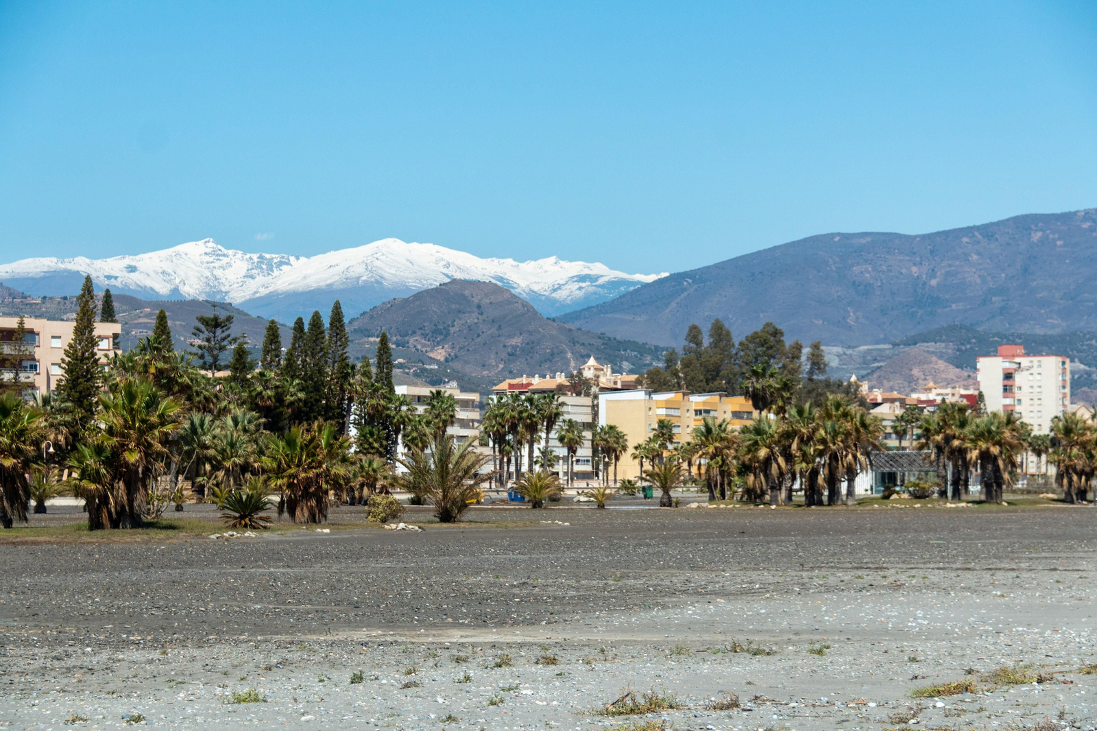 La Costa prepara sus playas para la Semana Santa