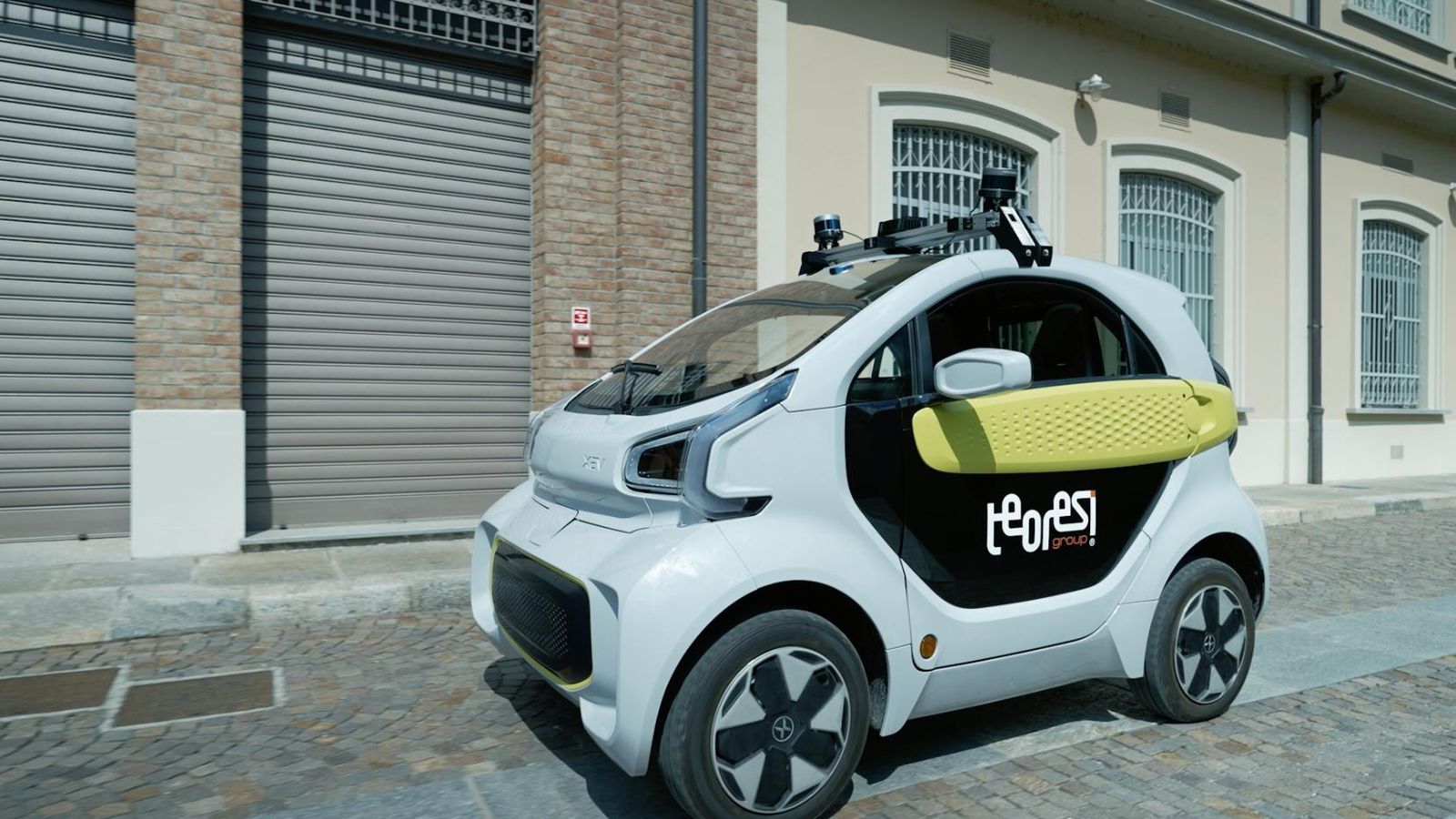 La instalación de dos sensores Lídar par el reconocimiento del entorno del vehículo son la única dotación visible en el Yoyo XEV de su sistema autónomo.