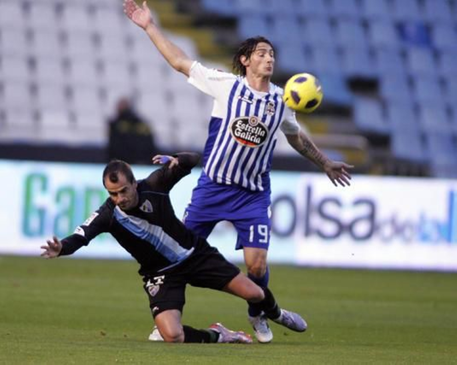 El Málaga se lleva un castigo severo de Riazor (3-0). El equipo blanquiazul se fue al descanso con dos goles en contra y no pudo reconducir el partido en el segundo tiempo.