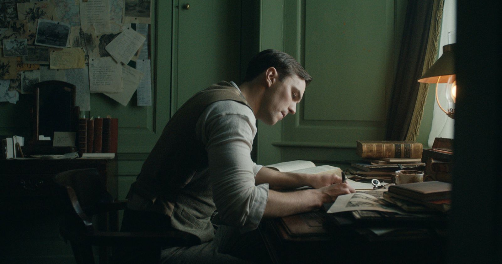Nicholas Hoult, en el papel de J. R. R. Tolkien.