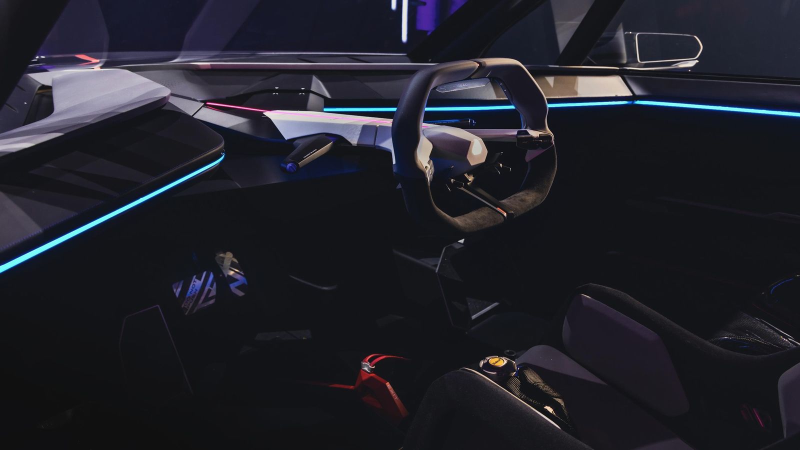 El salpicadero está definido en forma de flecha, en lugar de sobre un único eje como suele ser habitual.