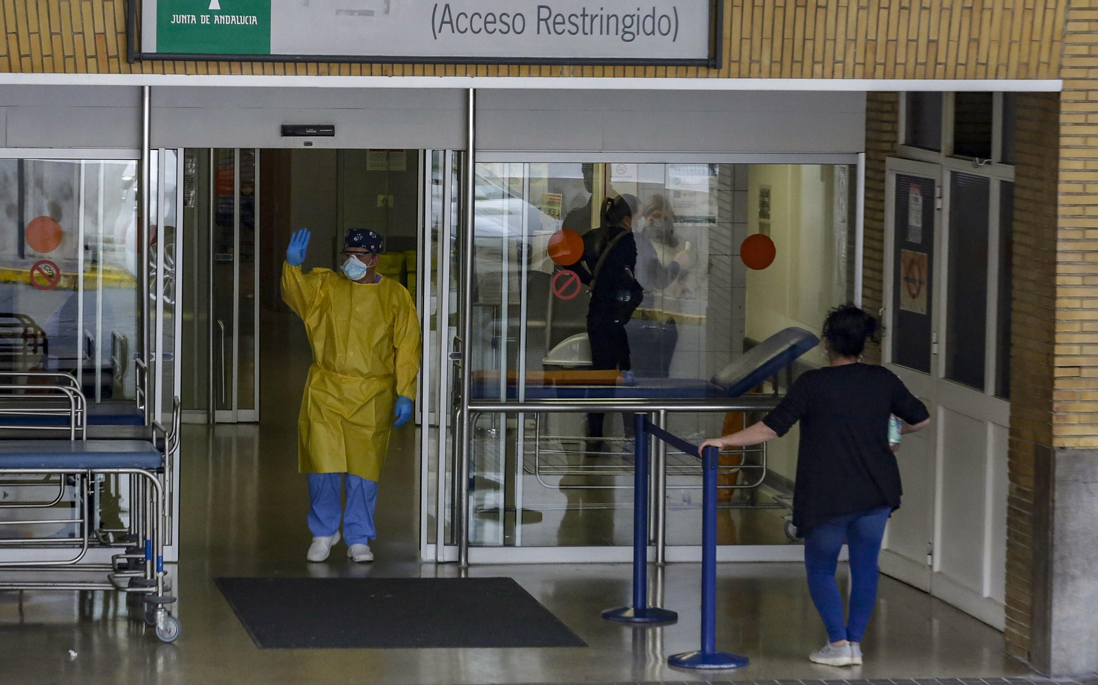 Personal sanitario en la puerta del Urgencias del Hospital Virgen del Rocío.