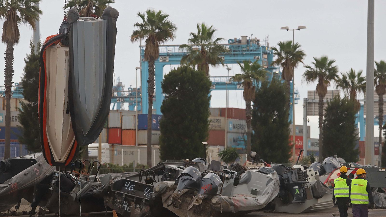 Fotos de la retirada de las narcoembarcaciones del puerto de Algeciras