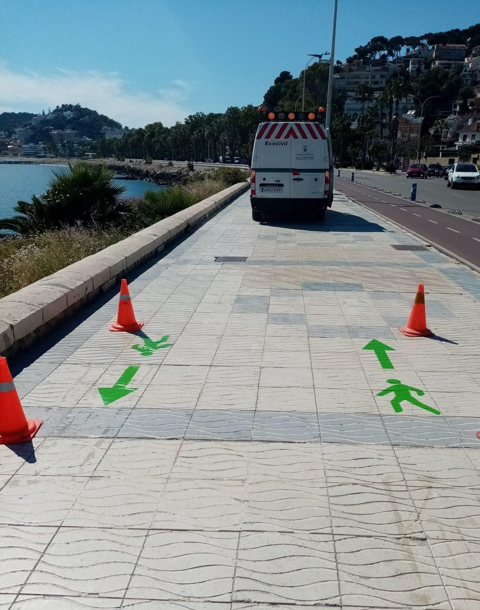 Málaga comienza a señalizar los paseos marítimos con flechas de dirección para los peatones. Málaga comienza a señalizar los paseos marítimos con flechas de dirección para los peatones.