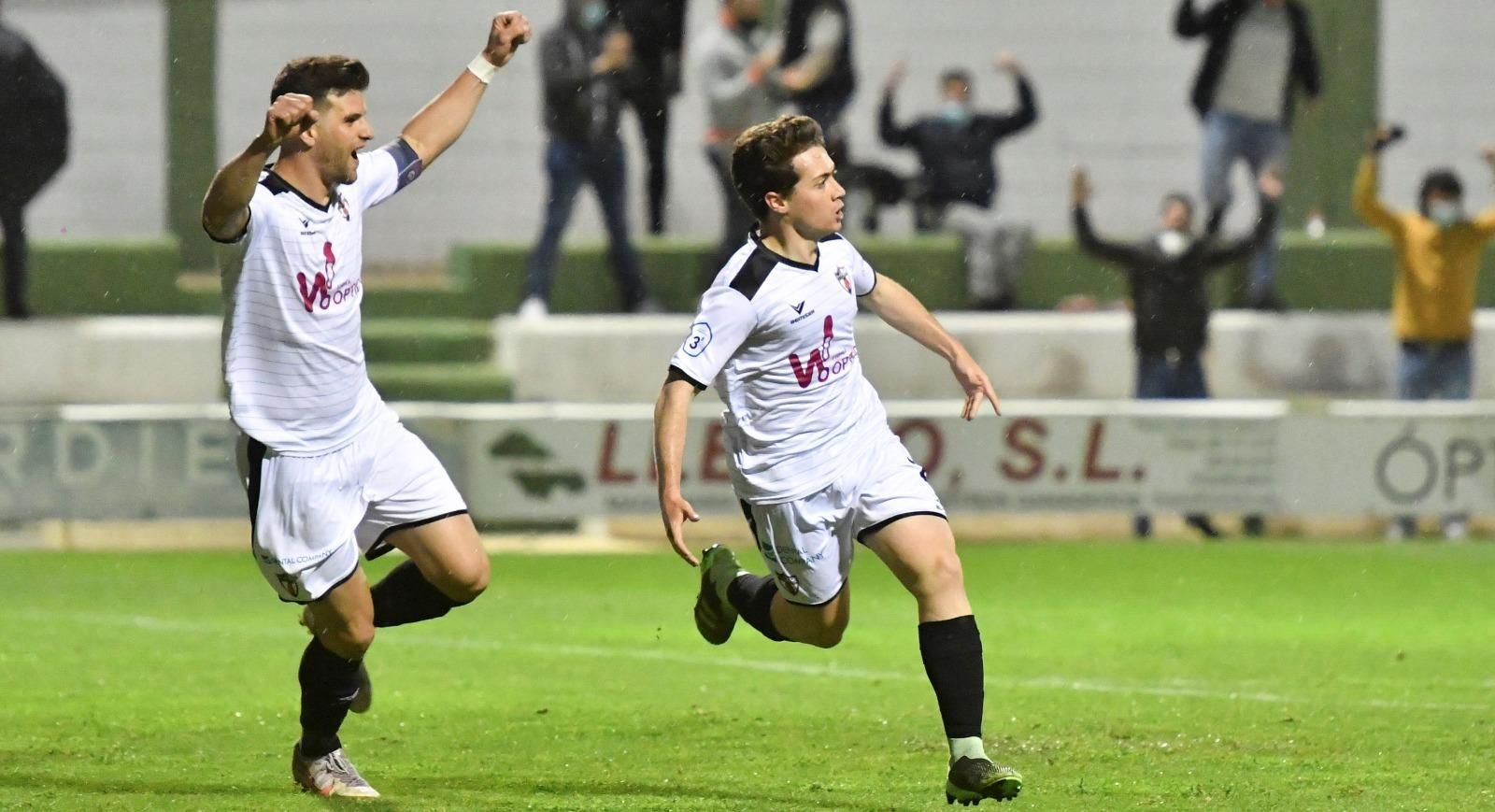 Mori festeja el segundo tanto de los vallesanos.