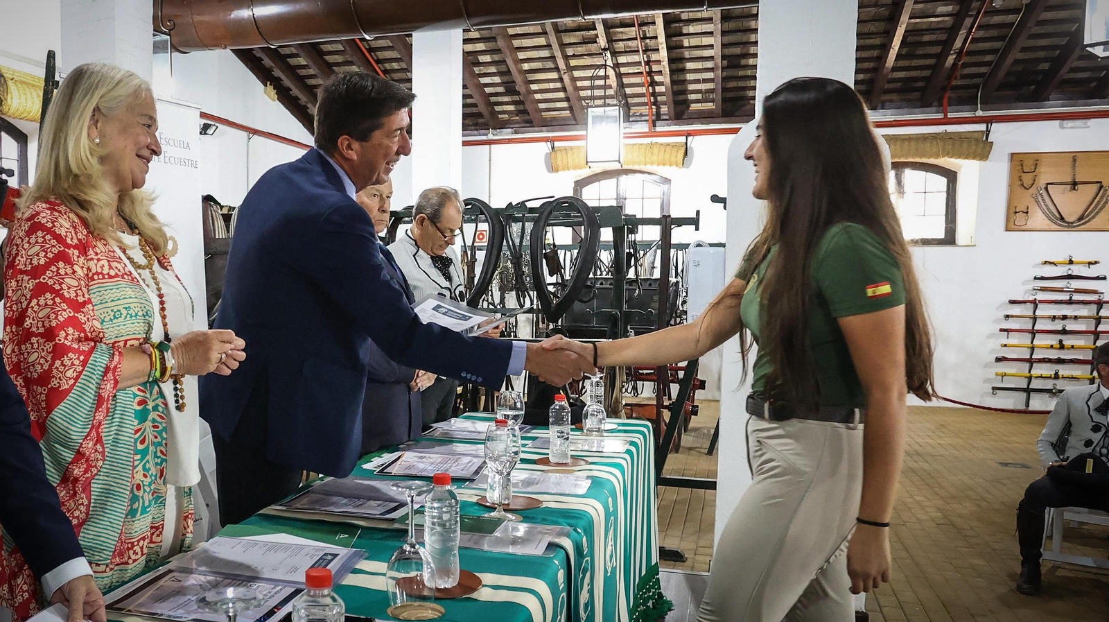 Entrega de notas y diplomas de fin de curso en la Real Escuela Entrega de notas y diplomas de fin de curso en la Real Escuela