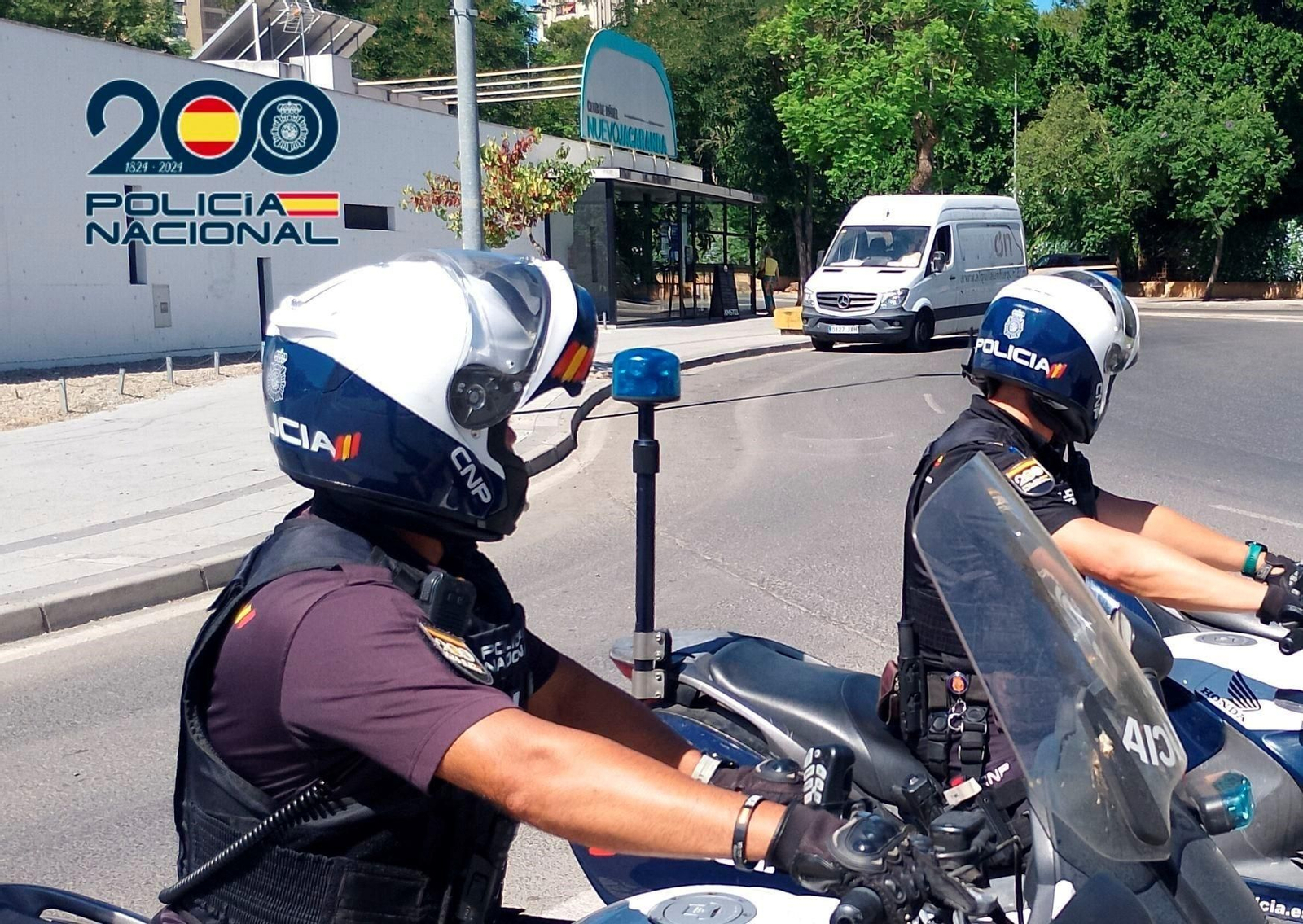 Dos agentes de la Policía Nacional de Jerez patrullando por la zona Este de la ciudad
