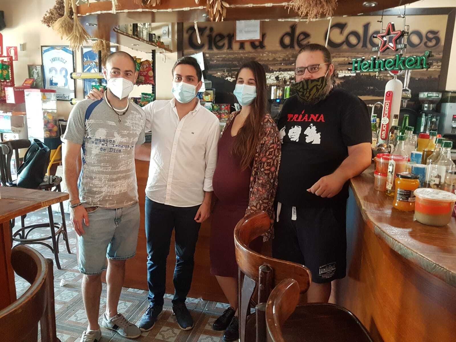González Mellado con los miembros del grupo de rock Torre de Cera.