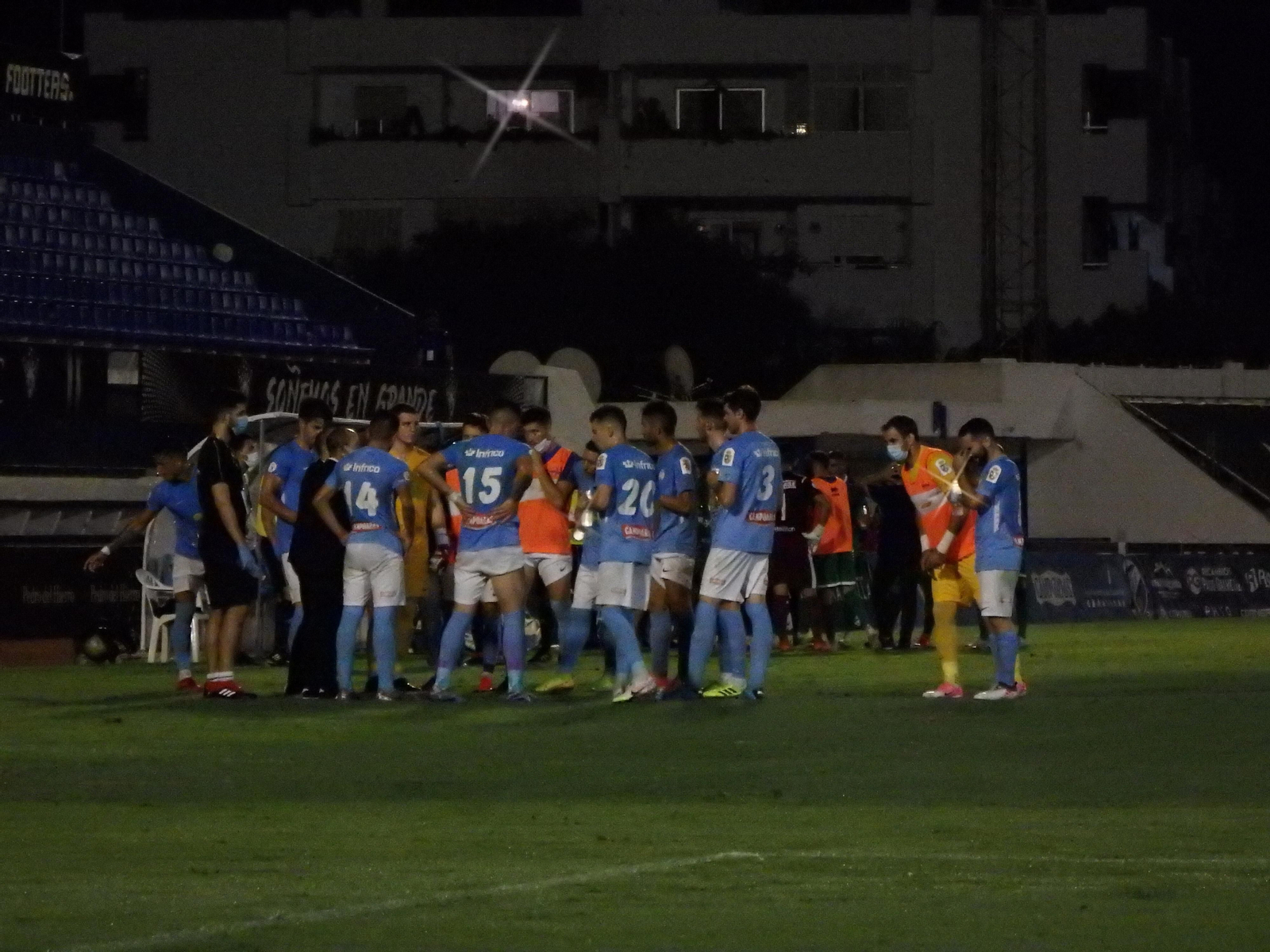 Los jugadores del Ciudad de Lucena, durante una pausa de hidratación en el duelo ante el Xerez DFC.