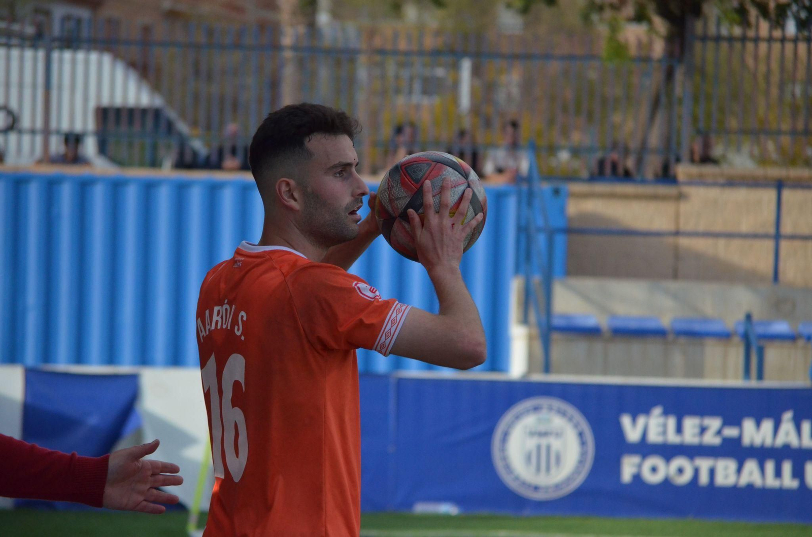 Aaron Sánchez se dispone a sacar de banda en un partido con el Vélez