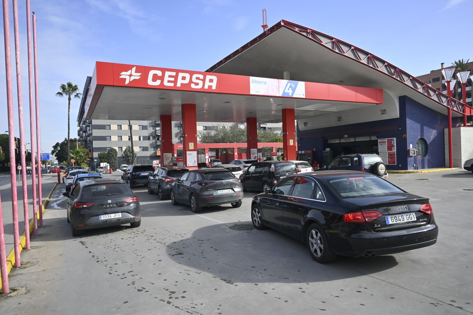Colas en la gasolinera de Cepsa en la avenida de Andalucía