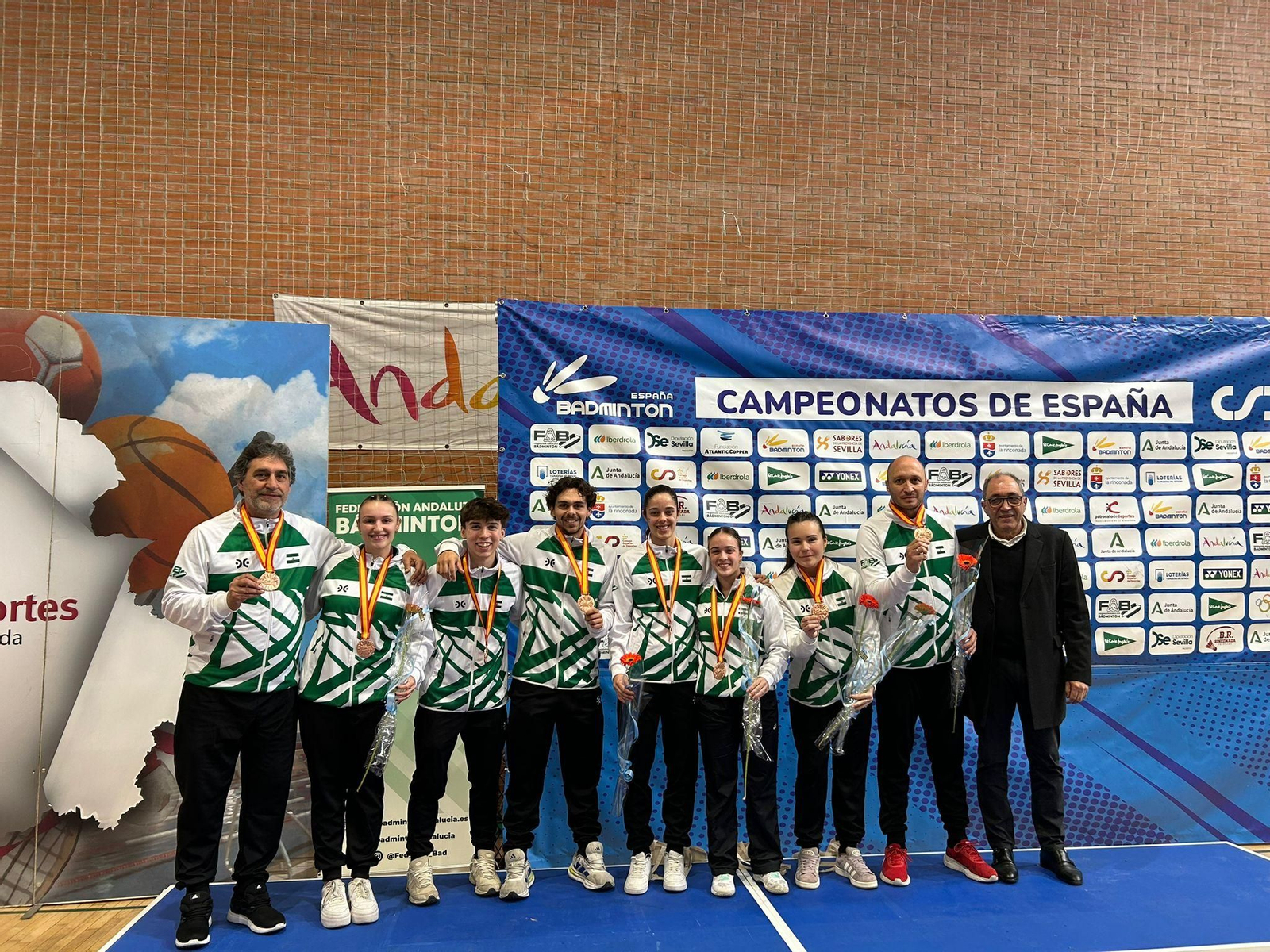 Los componentes de la selección andaluza posan con la medalla de bronce conseguida en La Rinconada este pasado fin de semana.