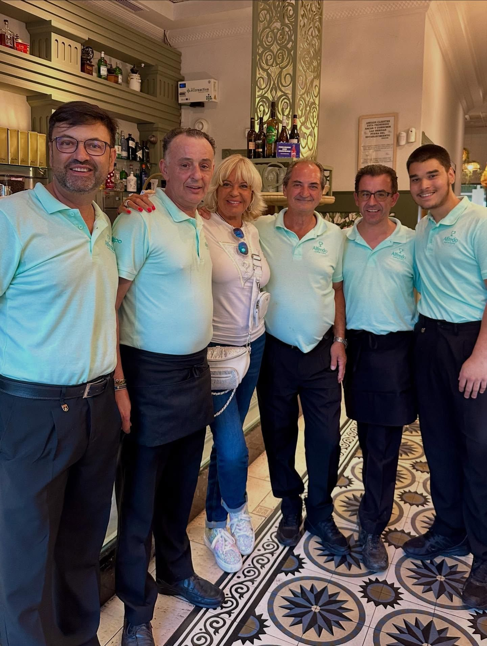Bárbara Rey acompañada de todo el equipo de Alfedo Café y Copas.