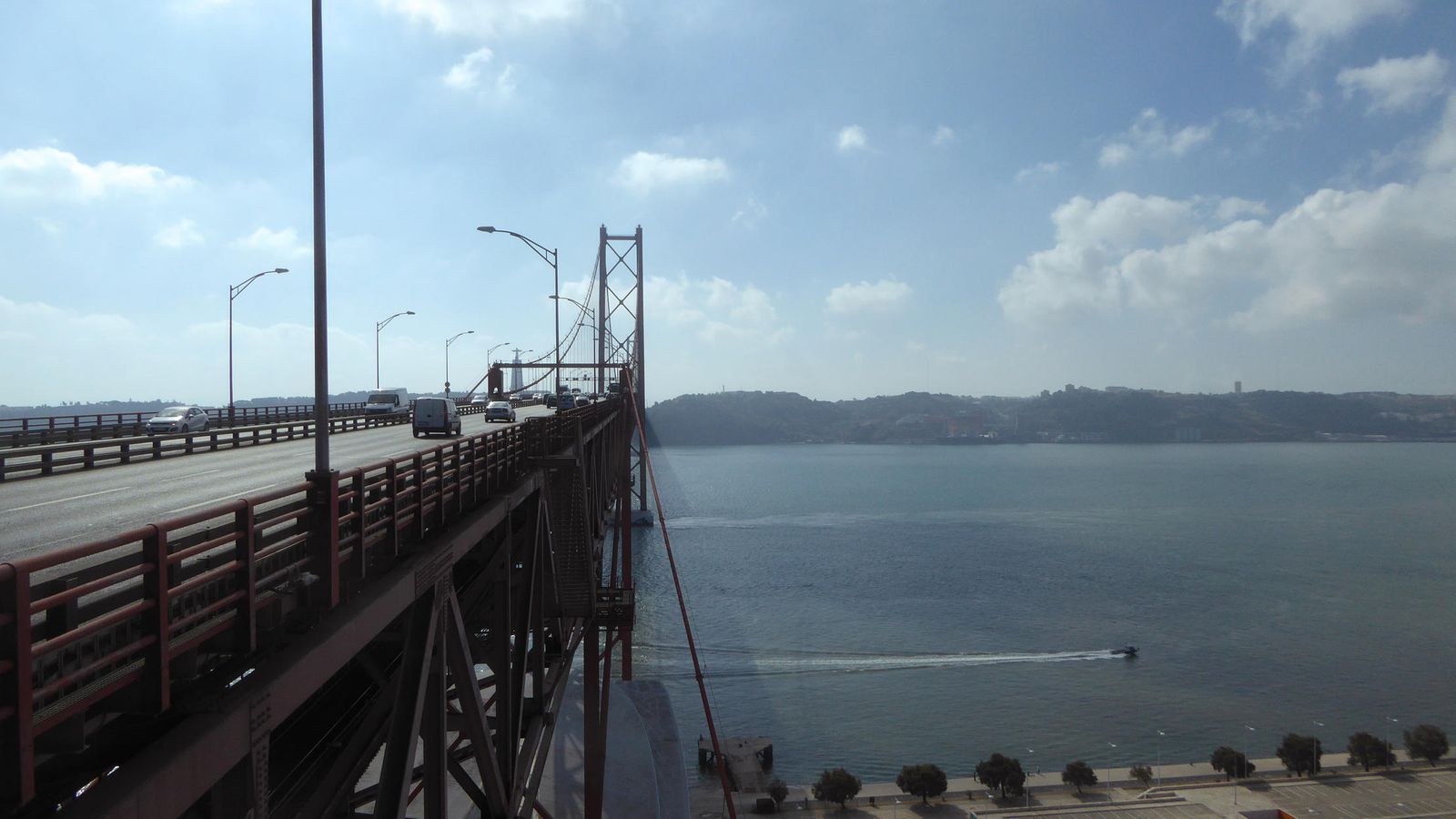 El río Tajo, presente en tantos fados, visto desde el nuevo centro Pilar 7 del Puente 25 de Abril.