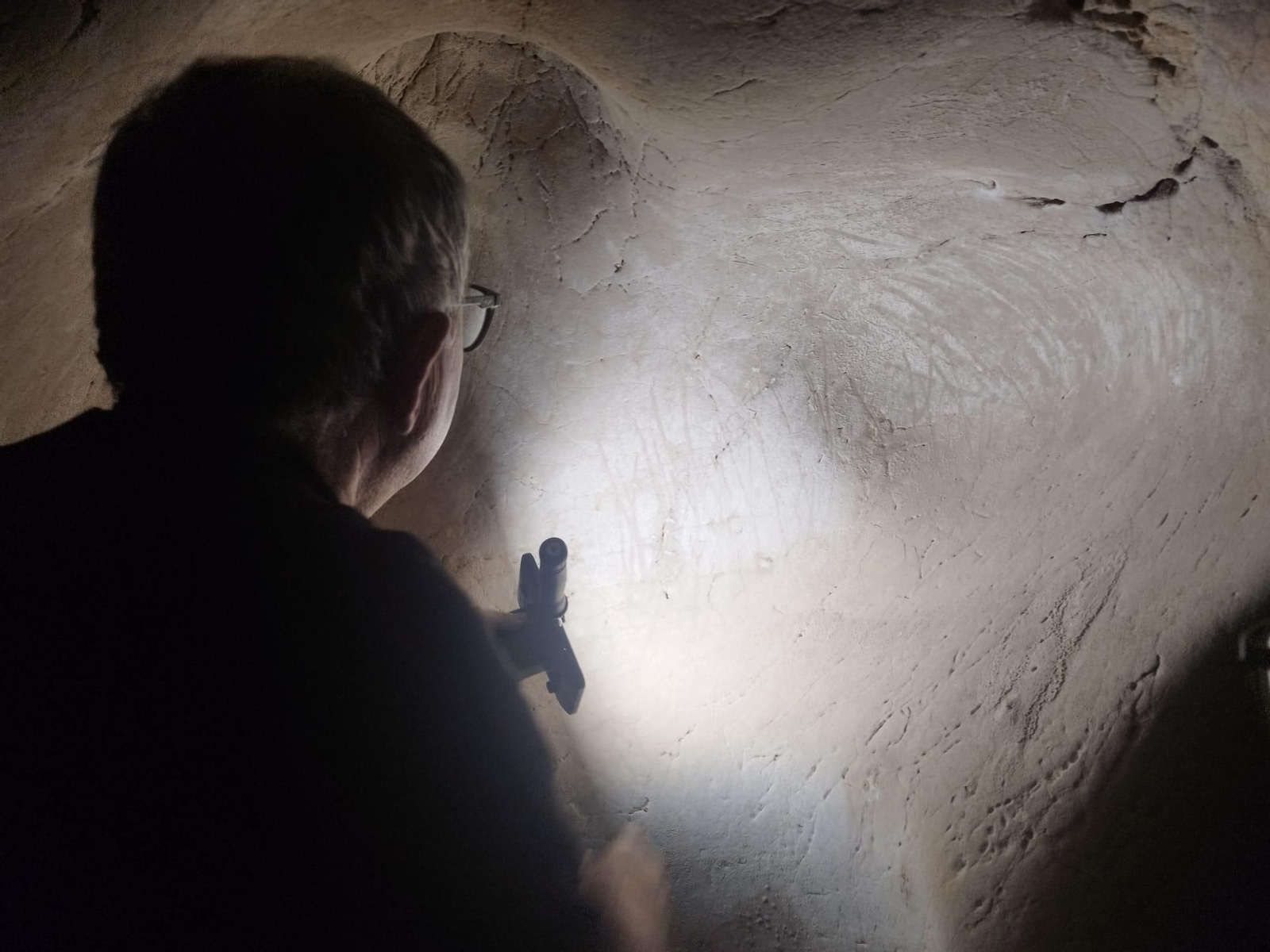 Así son las huellas humanas descubiertas en la Cueva del Tesoro de Rincón