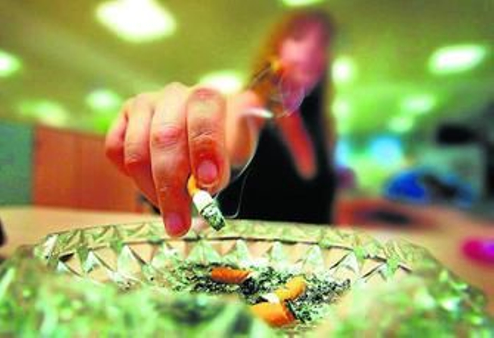 Una fumadora apura un cigarrillo.