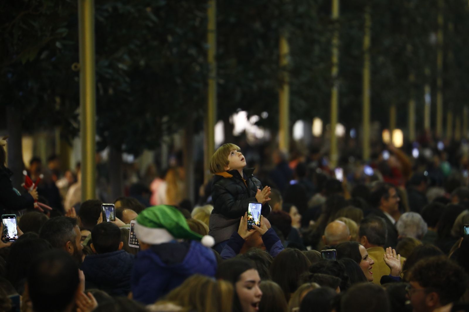 El encendido del espectáculo navideño de la calle Cruz Conde de Córdoba, en imágenes