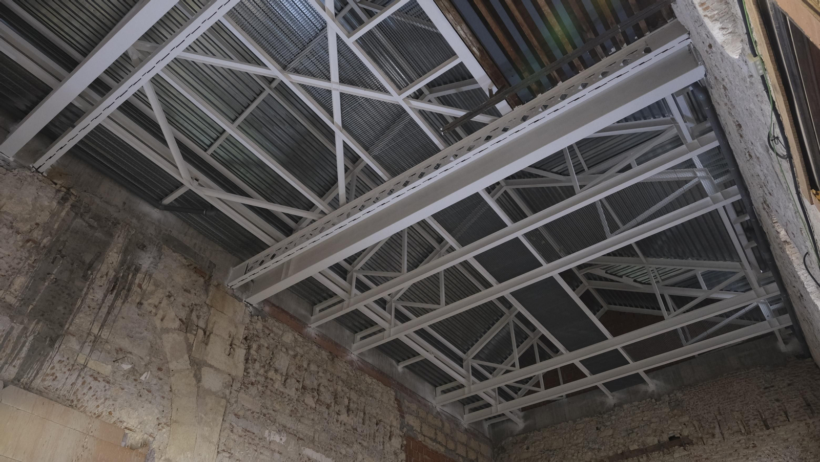 Fotogalería de la visita de Juanma Moreno a las obras del Ayuntamiento de Almería.