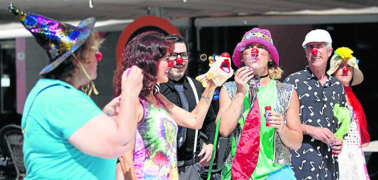 Payasos durante una actuación en una imagen de archivo.