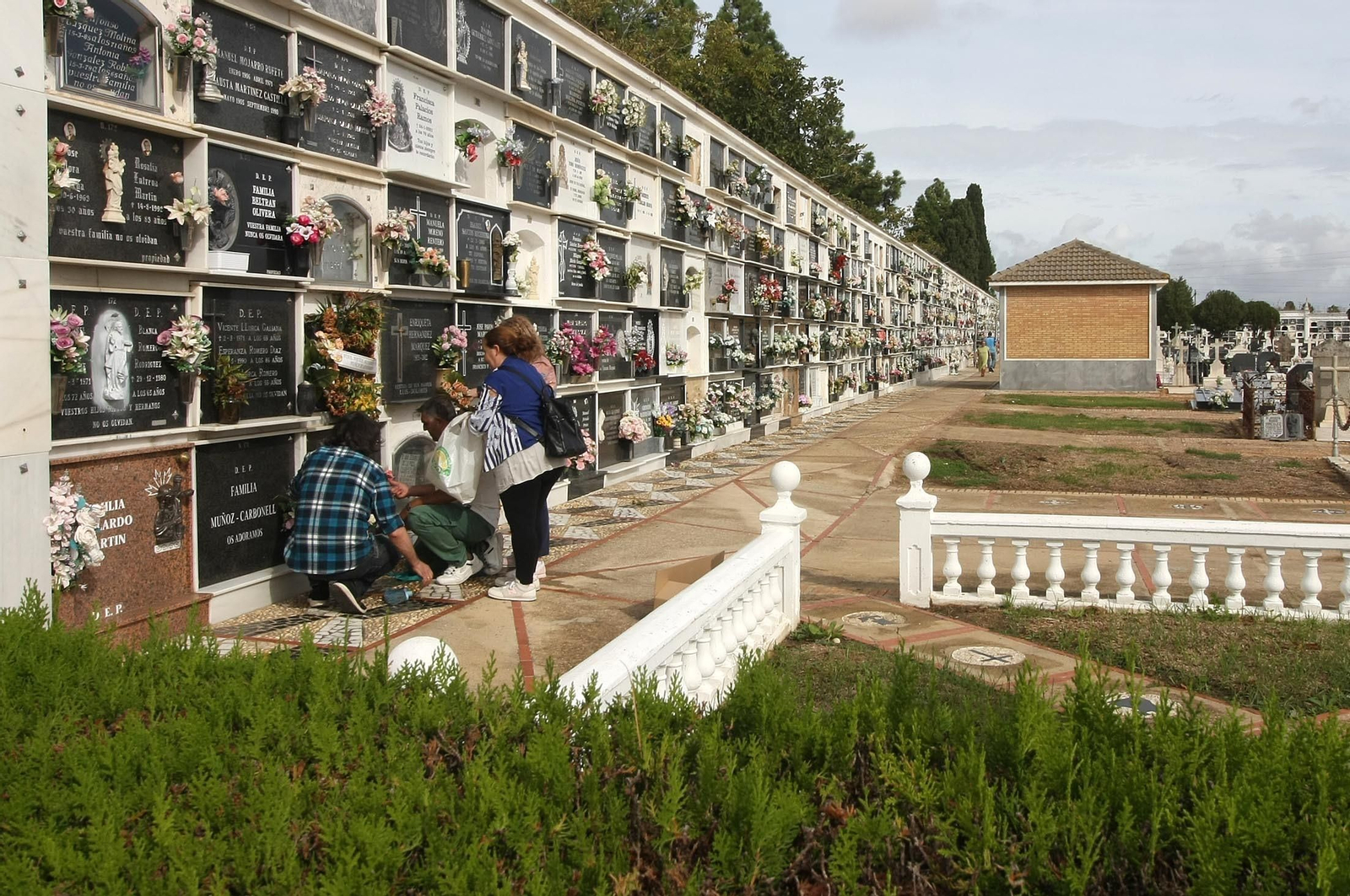 Imágenes del ambiente en el cementerio La Soledad, Huelva