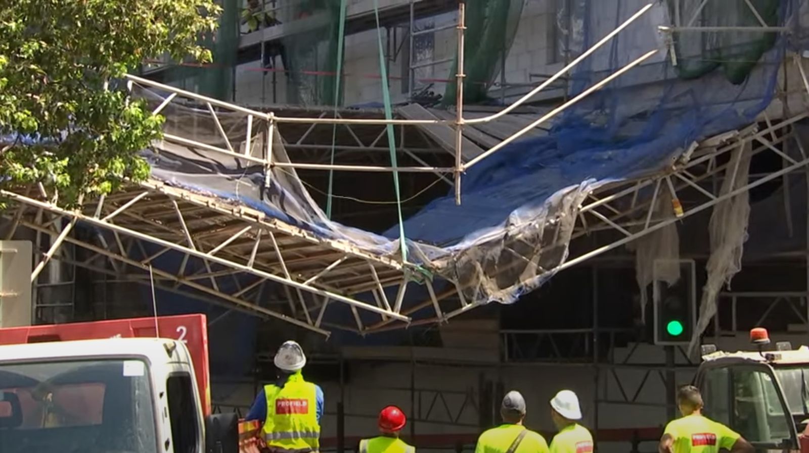 El andamiaje caído, en la mañana de este jueves.