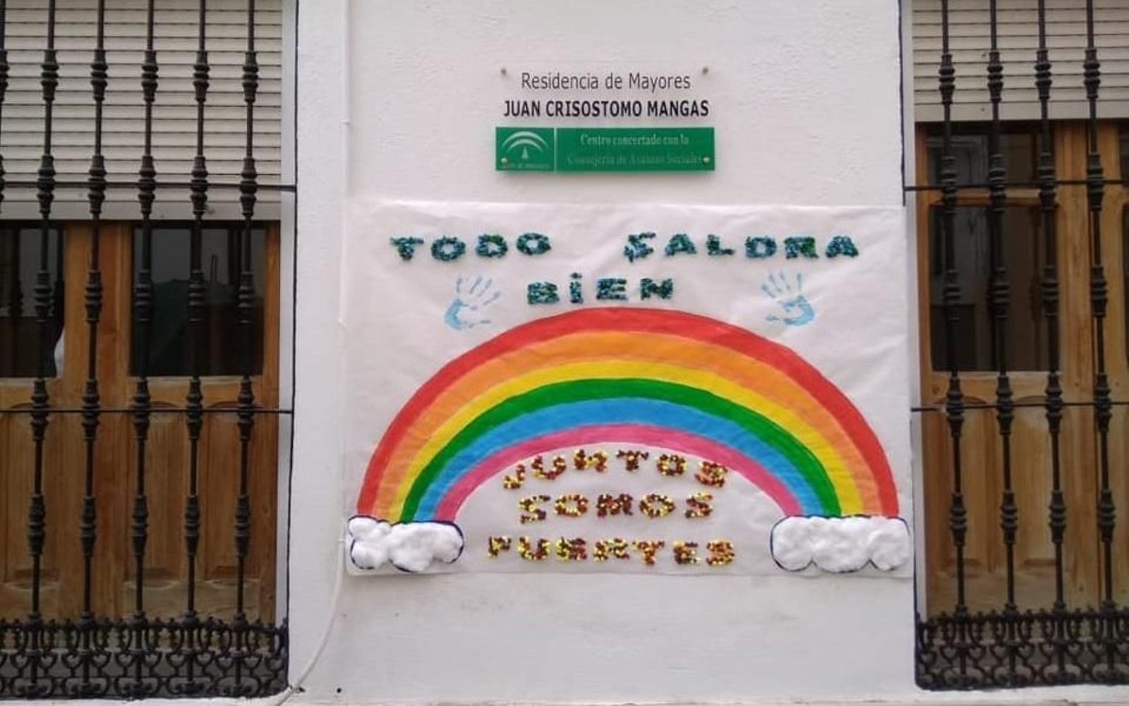 Una de las ventanas de la residencia de mayores con carteles contra el coronavirus.