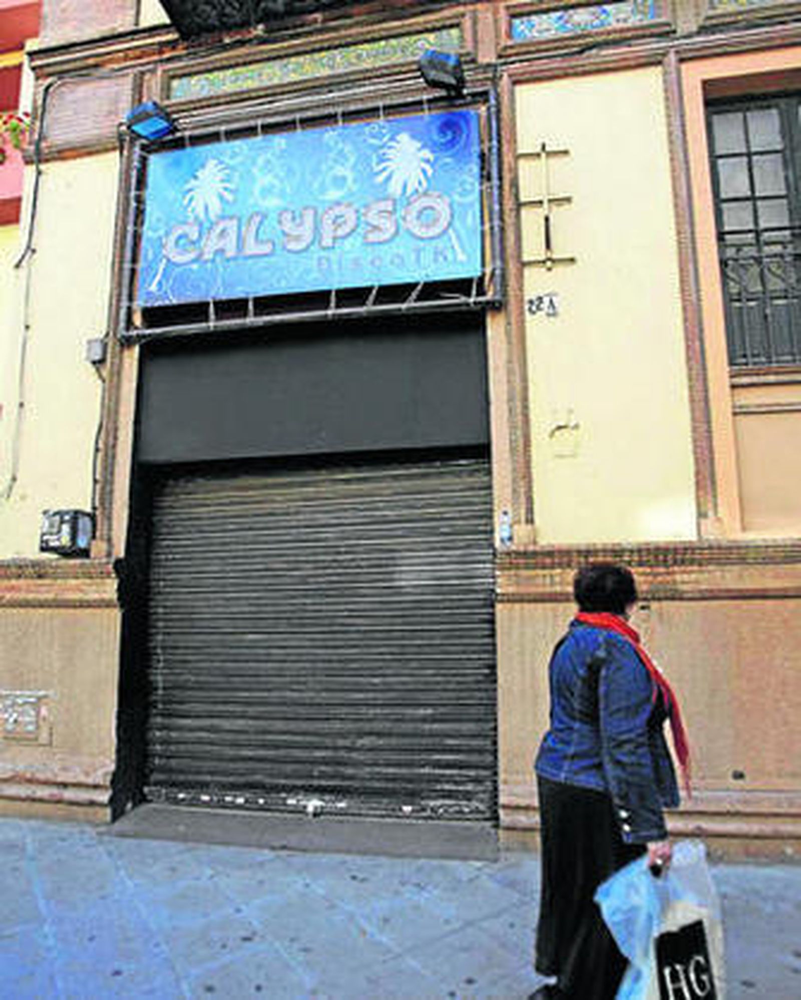 Una mujer pasa ante la discoteca, ahora llamada Calypso.