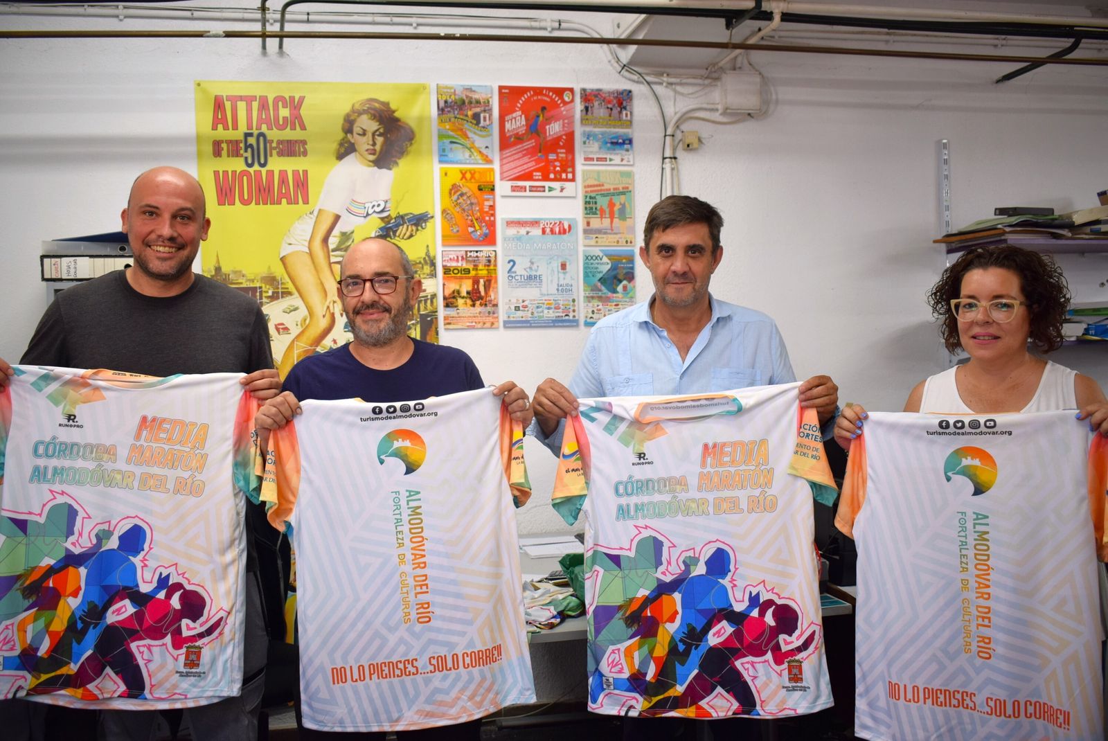 Las autoridades y organizadores, durante la presentación.