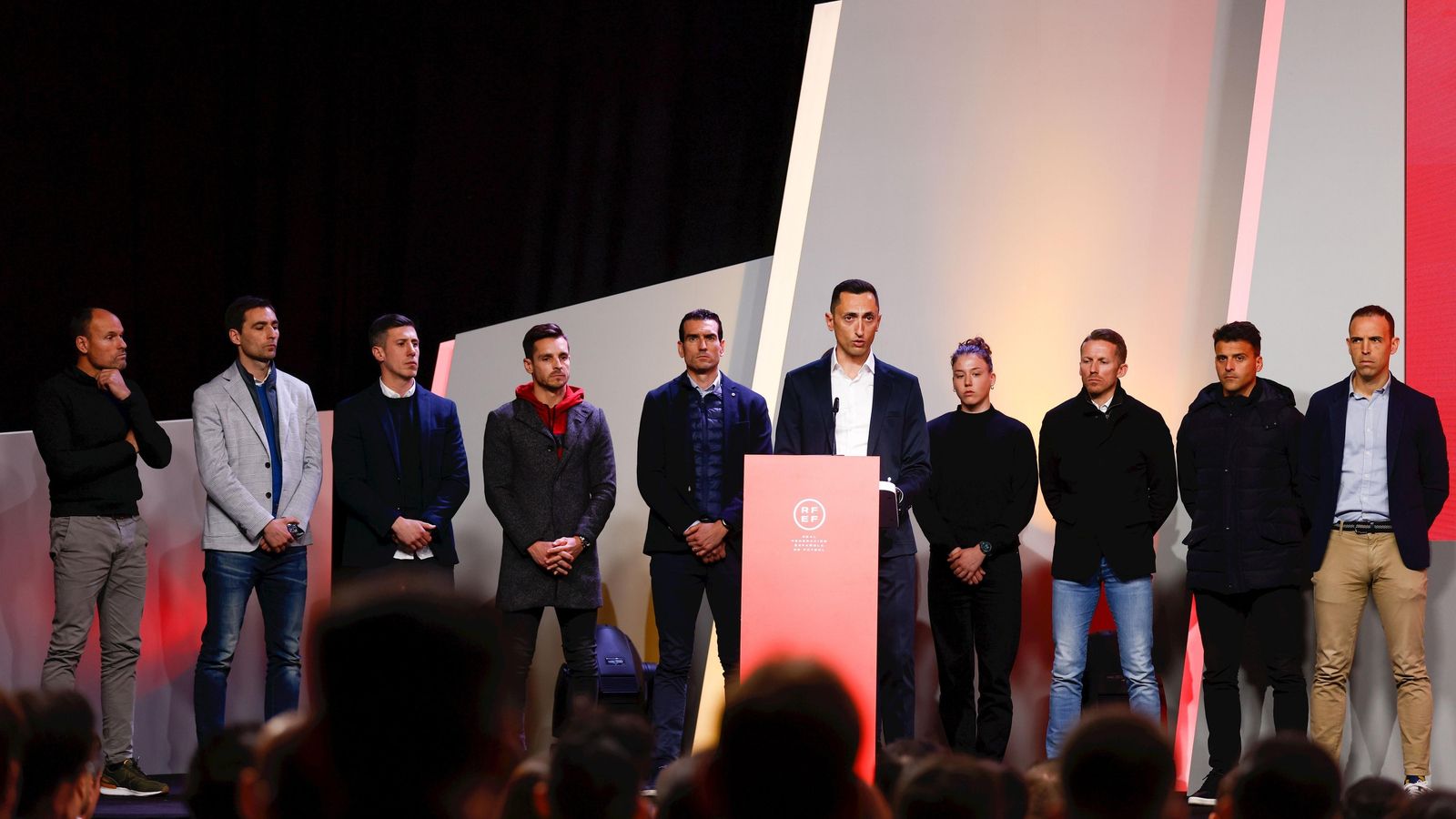 Parte de los árbitros profesionales españoles, con Sánchez Martínez tomando la palabra, en marzo.