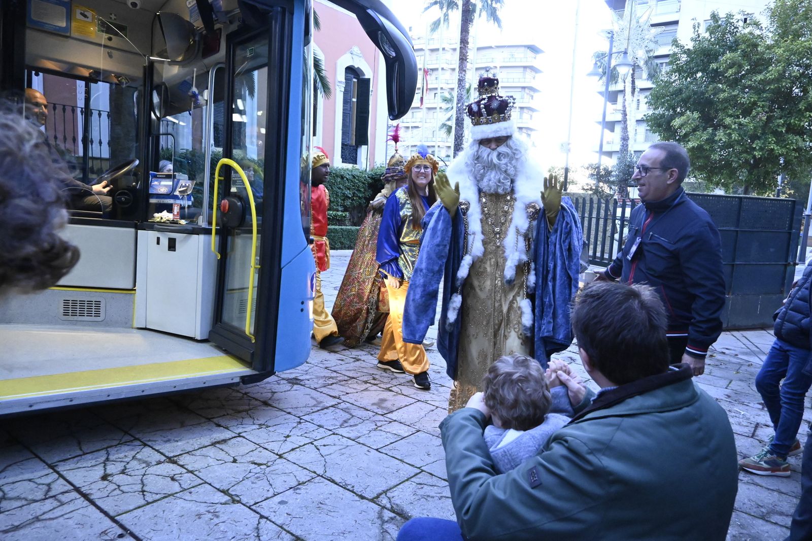 Visita de los Reyes Magos a los ancianos de los asilos de Huelva, en imágenes